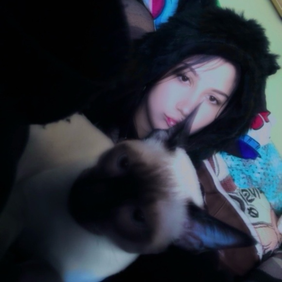 Meet your Posher, Marissa - Picture 1 of 2